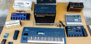 大阪府守口市のお客様から、ハードロック中心のLPレコード、CD、ギターアンプ、シンセサイザー、エフェクター、ペダルボードを多数高価買取いたしました
