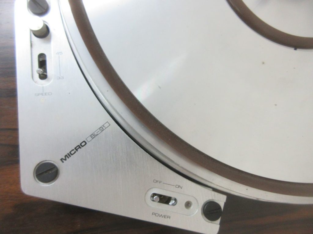 型番の記載場所例：Micro（マイクロ）のレコードプレーヤー「BL-91」上面