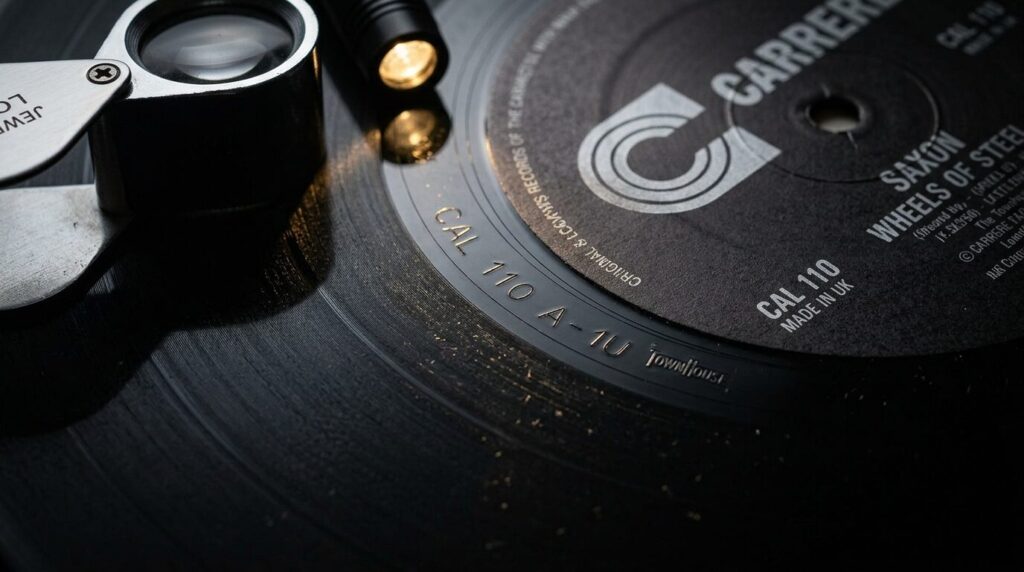 サクソンのオリジナル盤・希少品を見分けるマニアックな鑑定ポイント