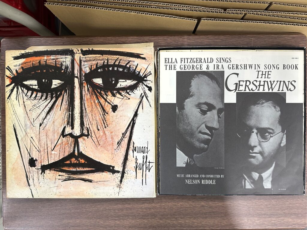 ジャズLPのジャケット2枚。左は顔のイラスト、右は「THE GERSHWINS」のアルバムジャケット
