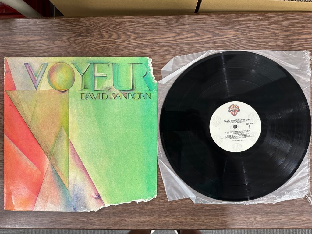 ジャズLP「VOYEUR」デヴィッド・サンボーンのレコードと、破れたジャケット