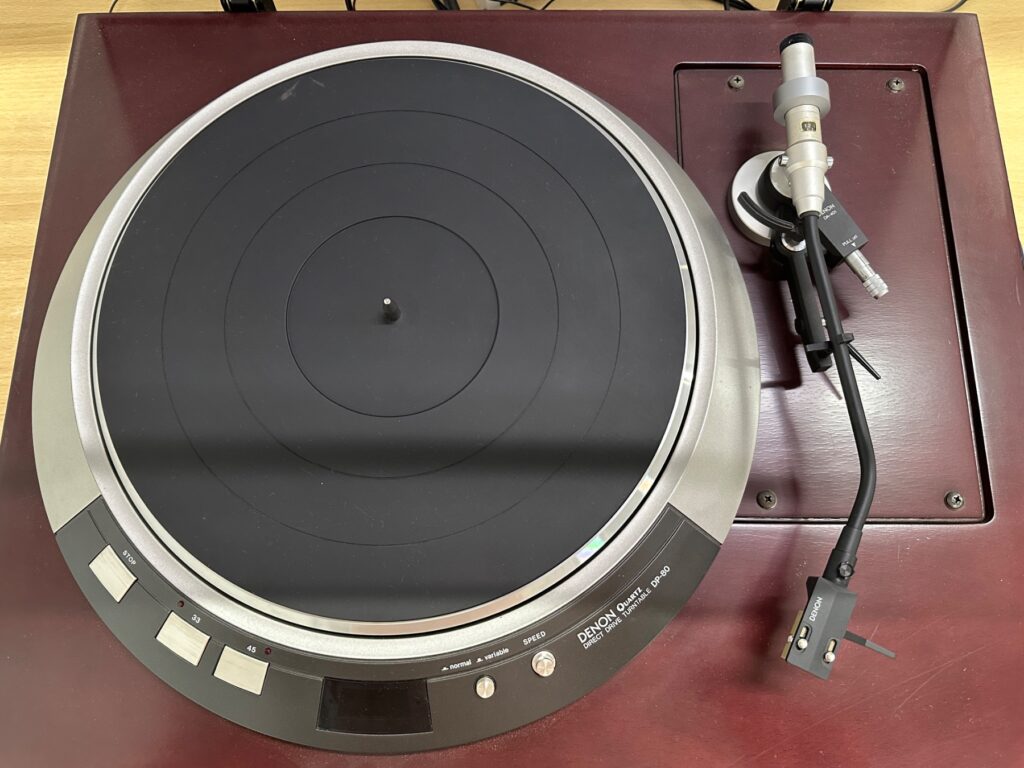 DENONのターンテーブルDP-80とトーンアームの写真