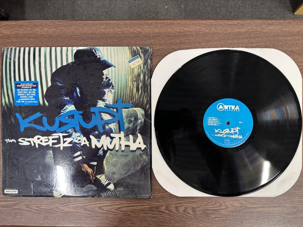 Kuruptのレコードジャケットと黒いLP盤