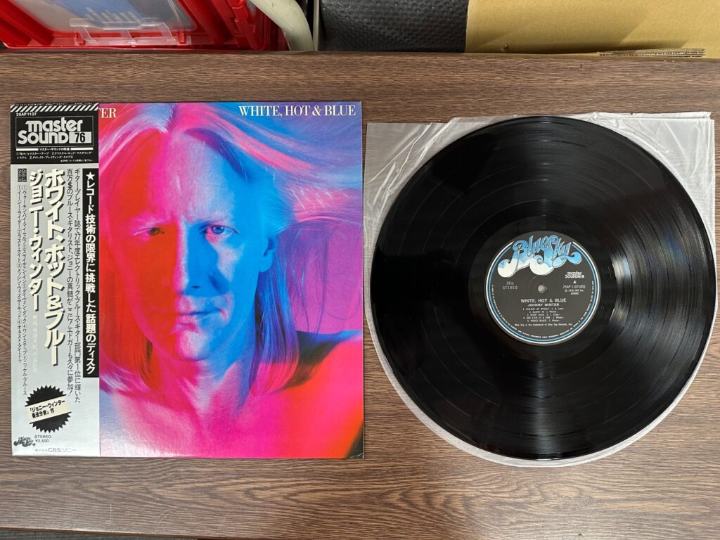 ジョニー・ウィンターのレコード「ホワイト・ホット&ブルー」のジャケットと盤面