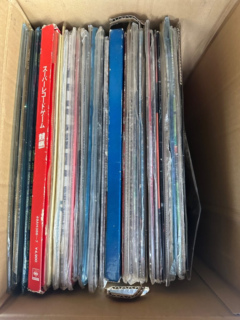 段ボール箱に立てて並べられたレコード盤の束