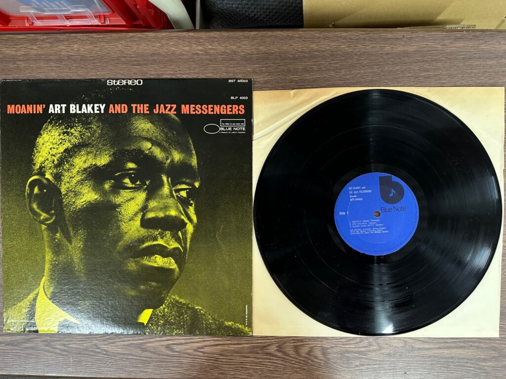 アート・ブレイキー＆ザ・ジャズ・メッセンジャーズのLPジャケットとレコード盤