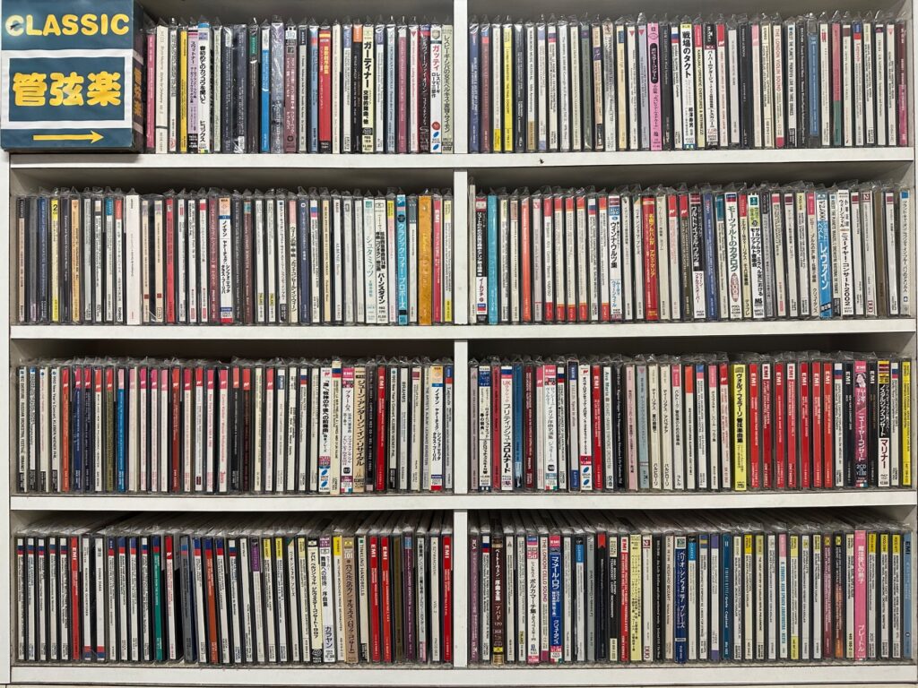 クラシック音楽のCD・DVDが並ぶ店頭の棚