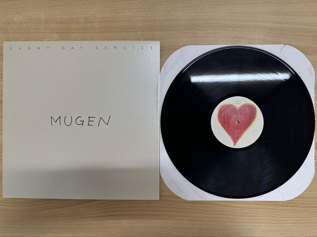 サニーデイ・サービスのレコード「MUGEN」のジャケットと盤面