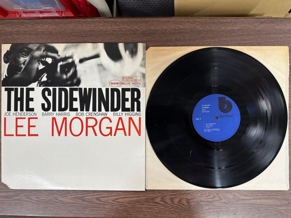 リー・モーガンのジャズLP『The Sidewinder』のジャケットとレコード盤
