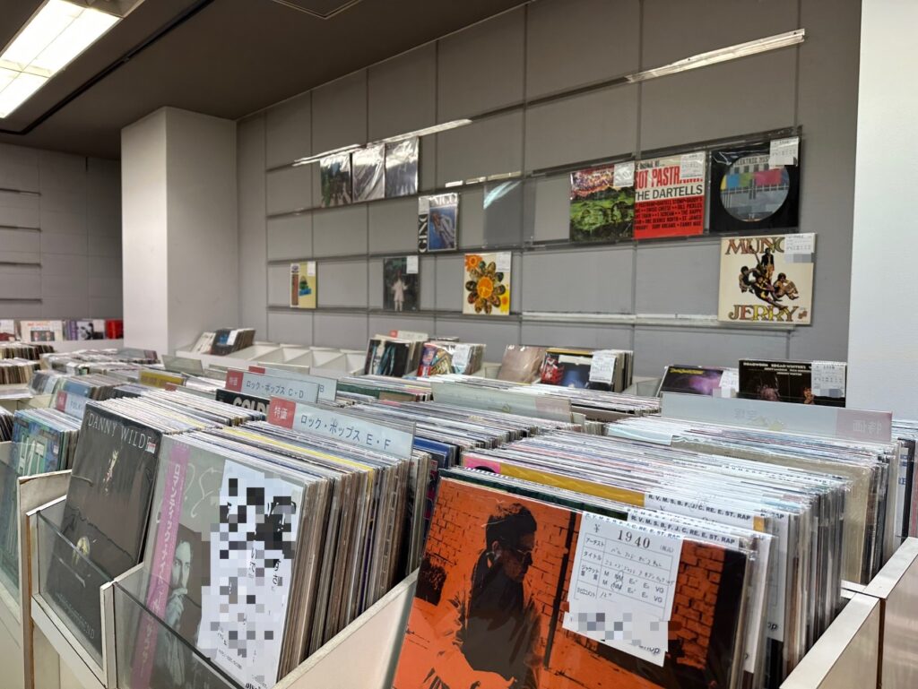 レコードショップの店内に並ぶ大量のLPレコード棚