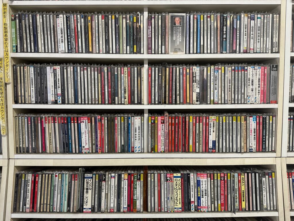 クラシック音楽のCDが並ぶ棚