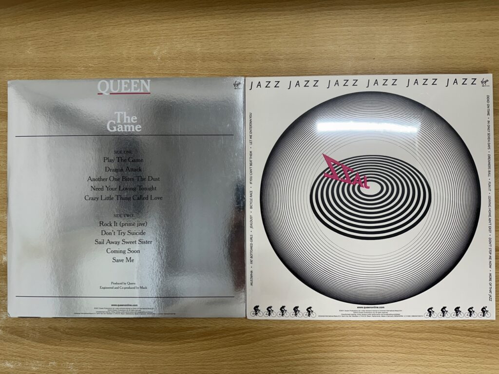 クイーンのLPレコード2枚のジャケット裏面。左はThe Game、右はJazz。