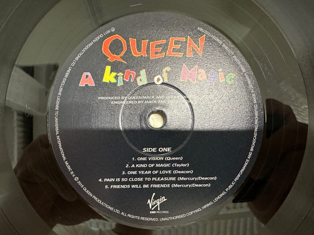 QueenのLPレコード「A Kind of Magic」のレーベル面