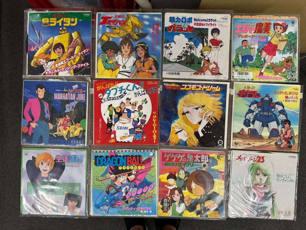 アニメ主題歌やサウンドトラックのレコードが並ぶ様子