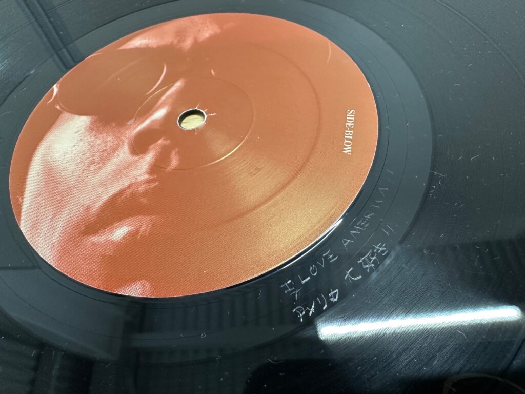レコードの盤面とレーベル、SIDE-BLOWの表記が見える拡大写真