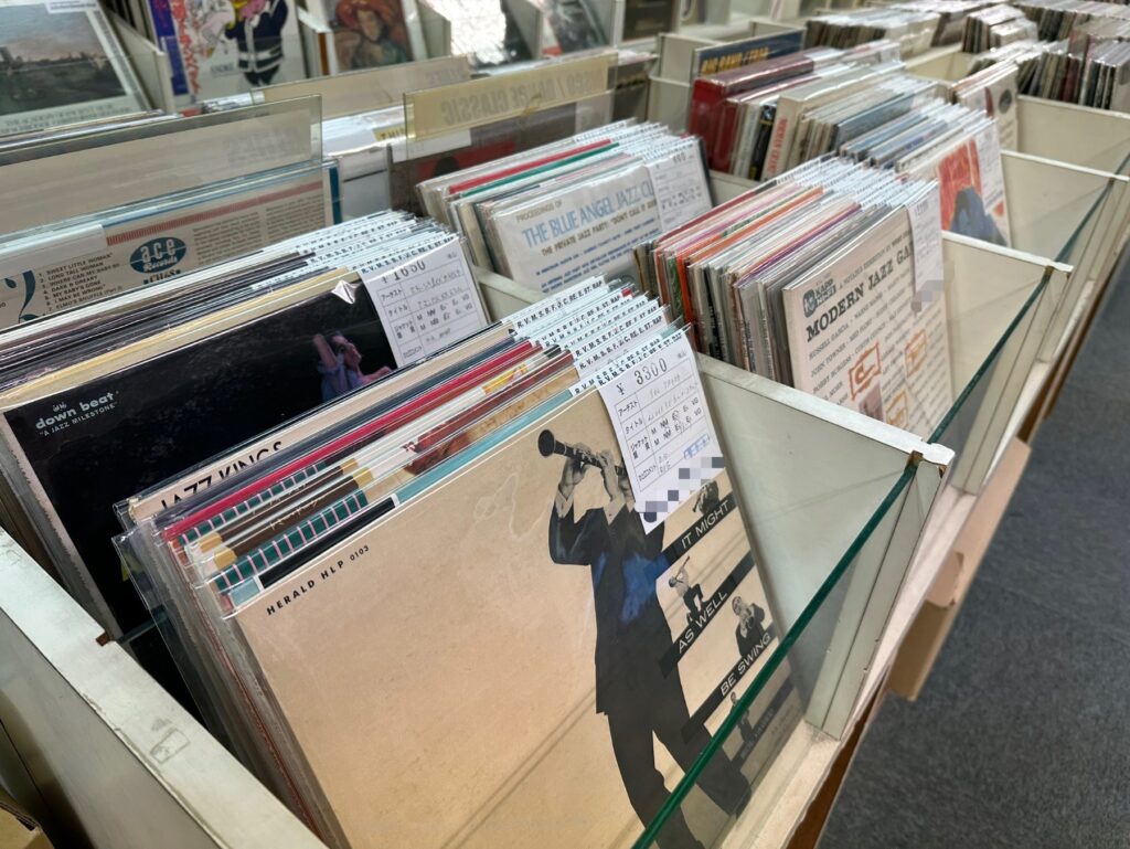 レコードショップの店頭に並ぶLPレコードの棚