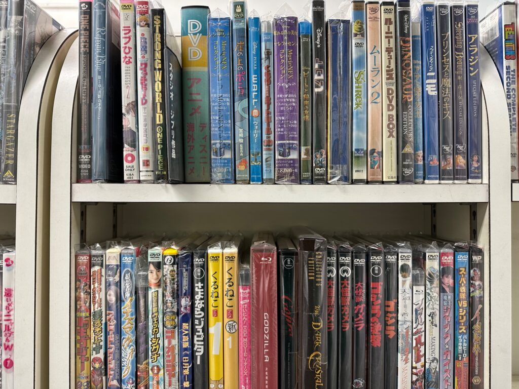 DVDやBlu-rayのソフトが棚に並んでいる様子