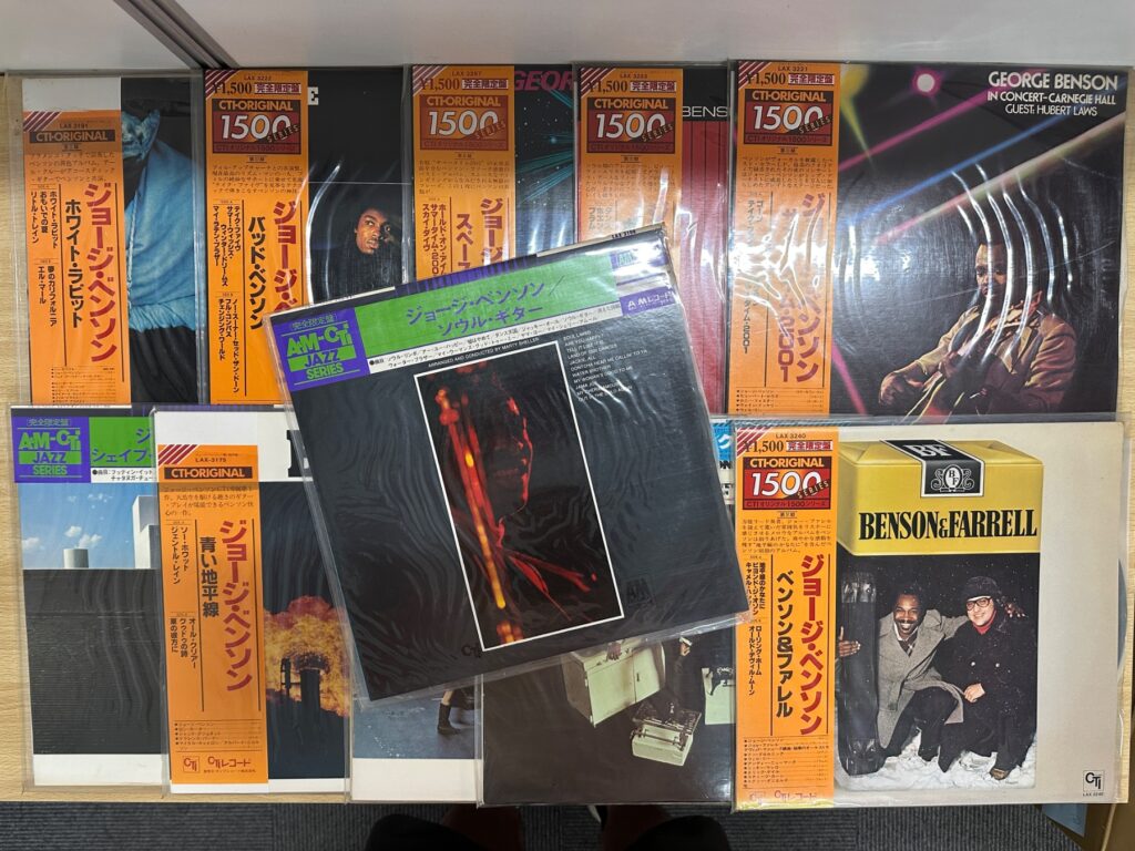 ジャズLPのレコードジャケットが並んだ買取品の写真