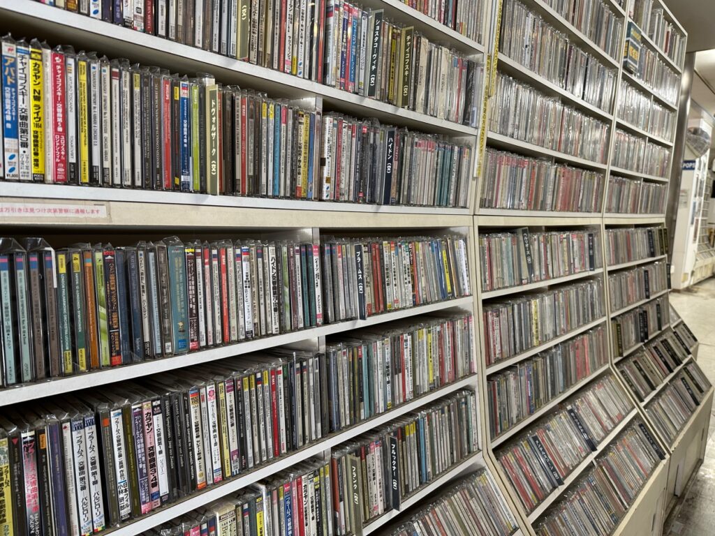 店内の棚に並ぶ大量のCD・DVDケース
