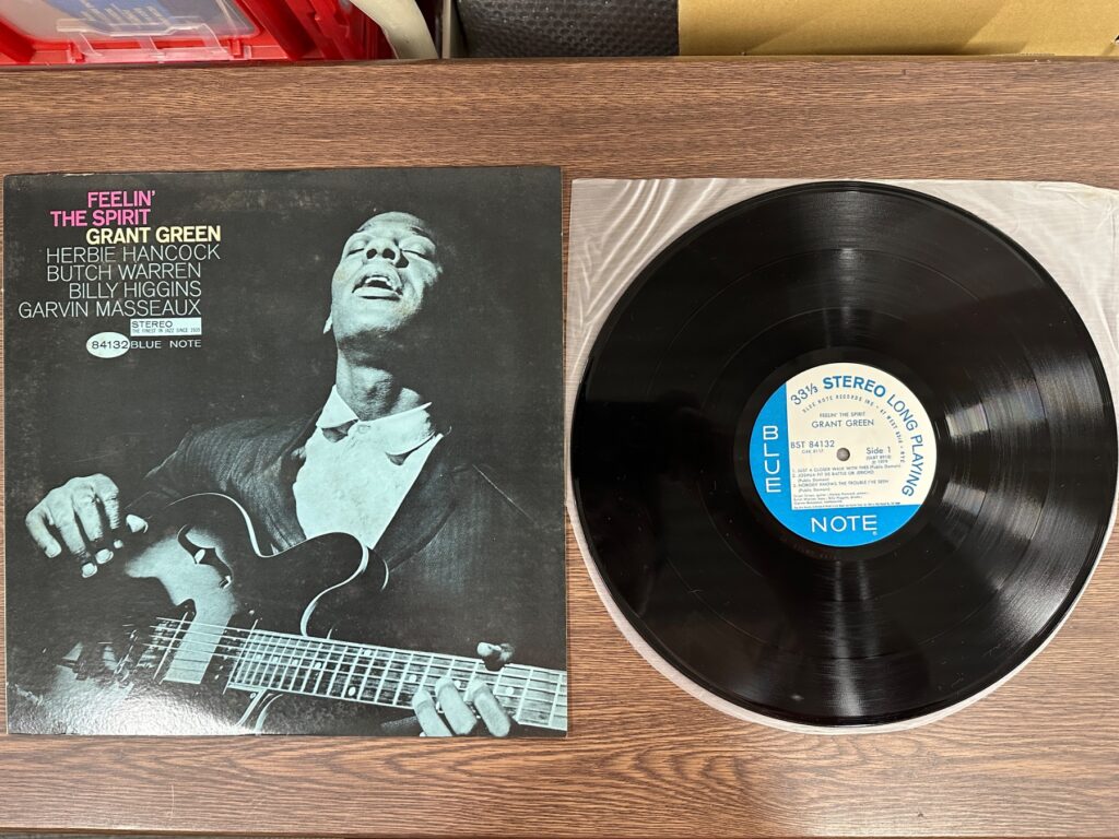 グラント・グリーンのジャズLP「Feelin’ the Spirit」のジャケットとレコード盤