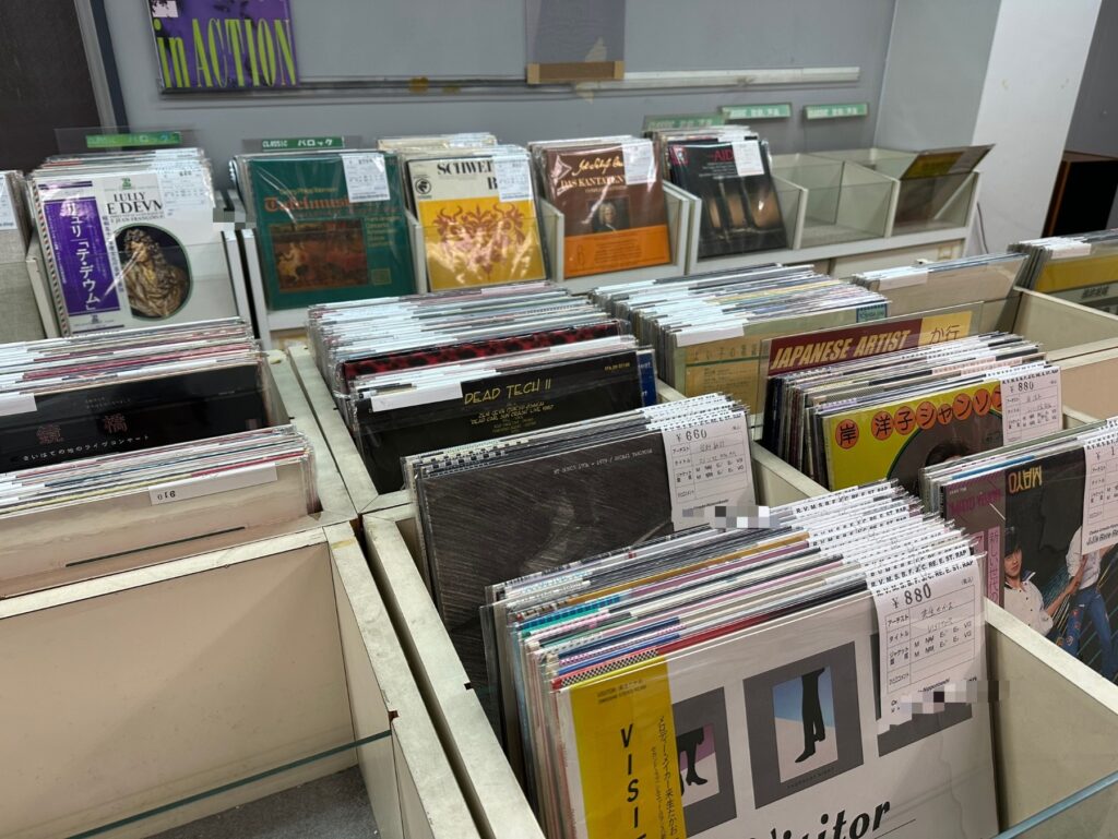 レコードショップの店内に並ぶLPレコードの棚