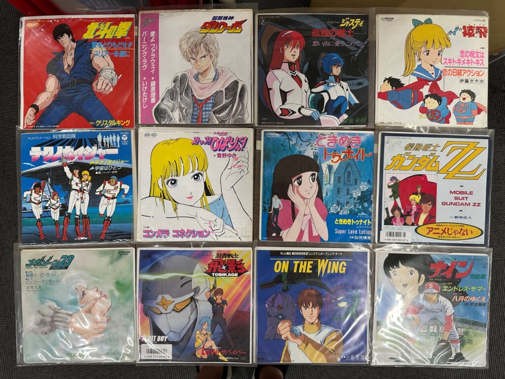 アニメ主題歌やサウンドトラックのレコードジャケットが並んでいる写真