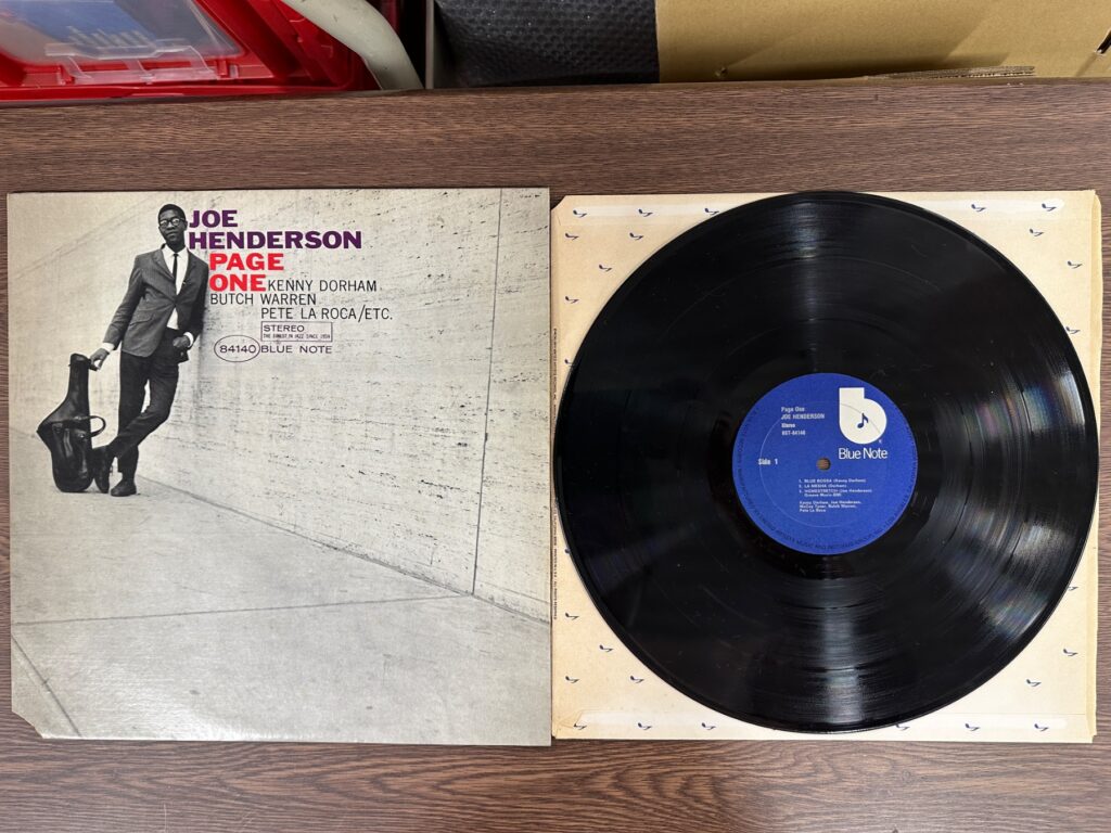 ジョー・ヘンダーソンのLP「Page One」のジャケットとレコード盤面