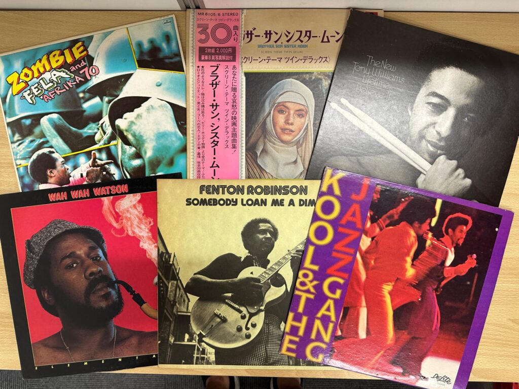 ロックやジャズのレコードジャケットが並んだ買取品の写真