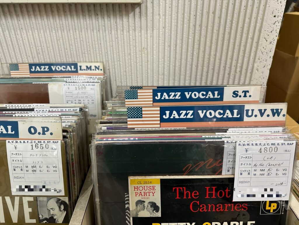 ジャズ・ボーカルのLPレコードがジャンル別に並ぶ店内在庫
