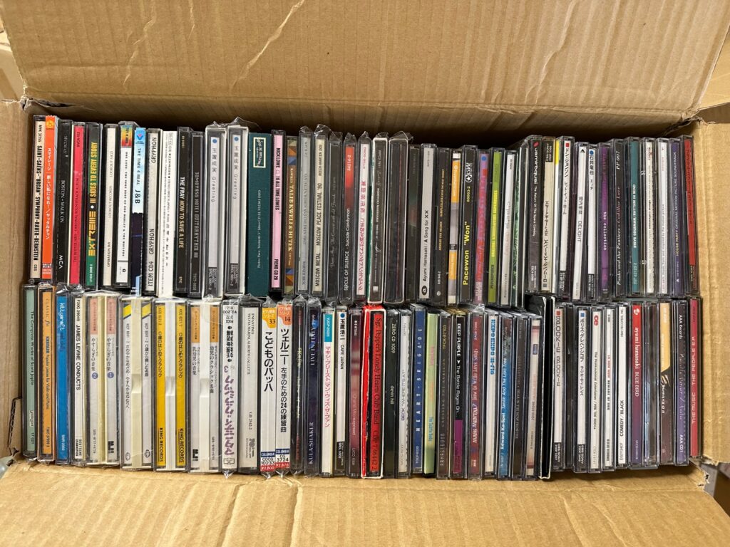 CDケースが並んだ段ボール箱の中身