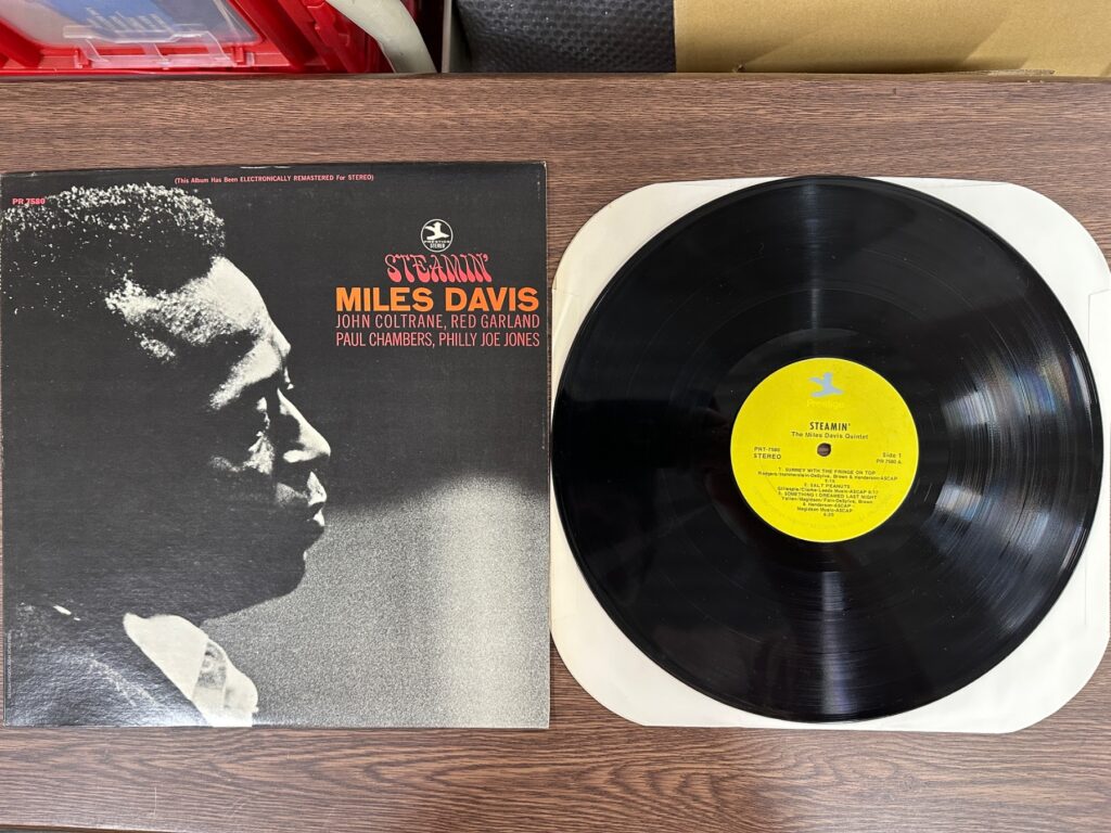 Miles DavisのLP「Steamin'」のジャケットとレコード盤