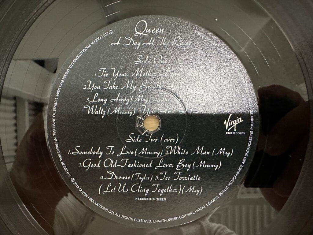 Queen『A Day At The Races』のLPレコード盤面