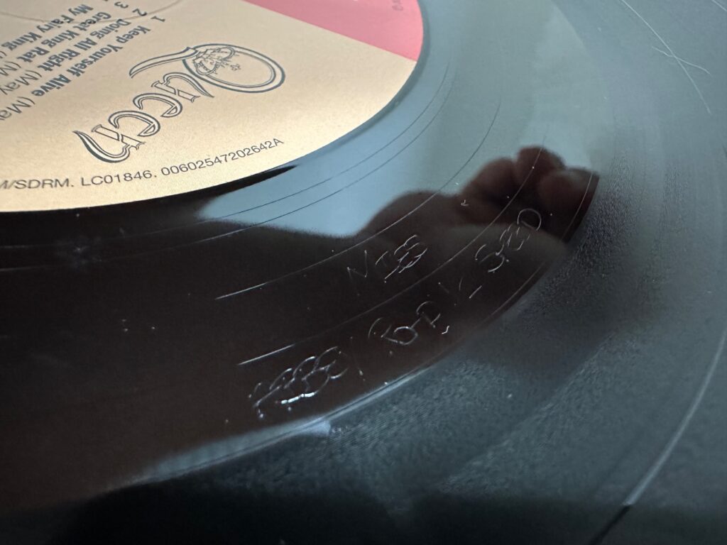 クイーンのLPレコードの盤面とレーベルの接写