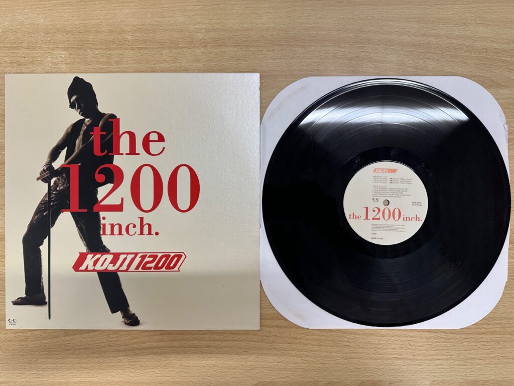 KOJI1200の12インチレコード。ジャケットと盤面を並べて撮影した写真