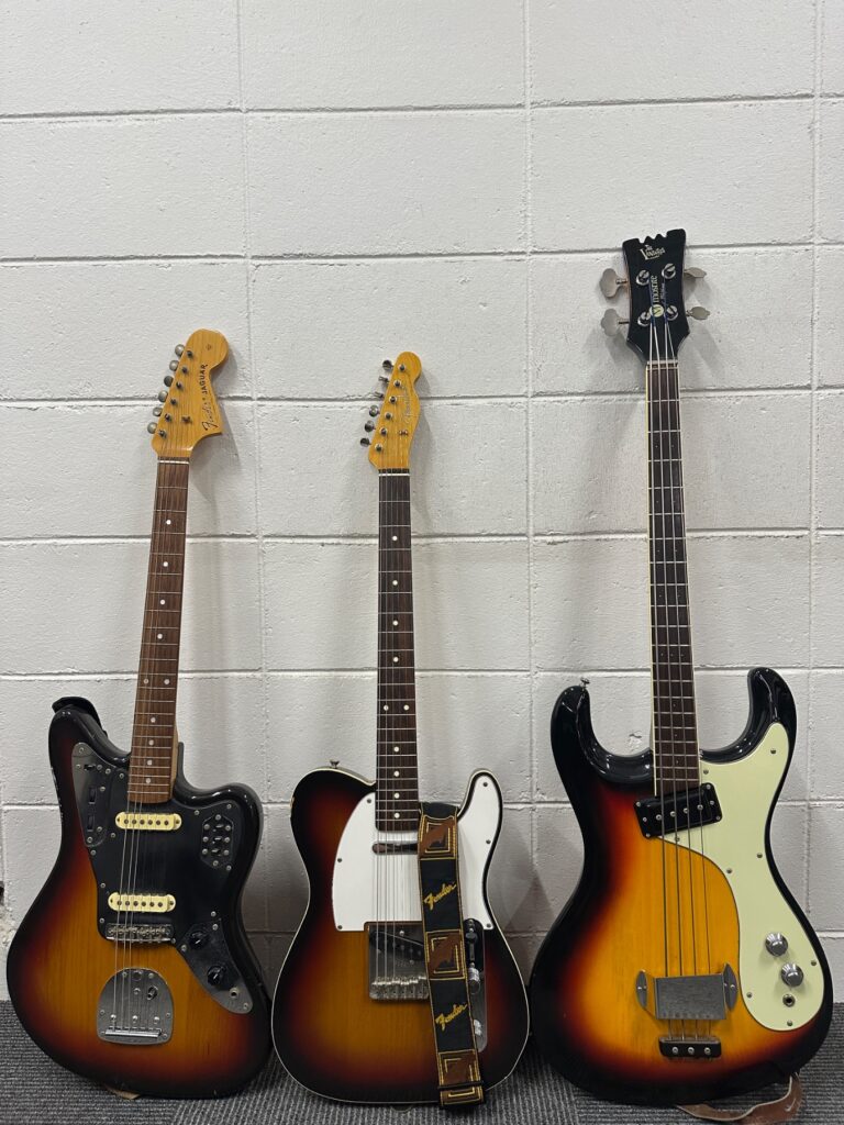 Fender系のエレキギター3本(ジャガー、テレキャスター、ベース)