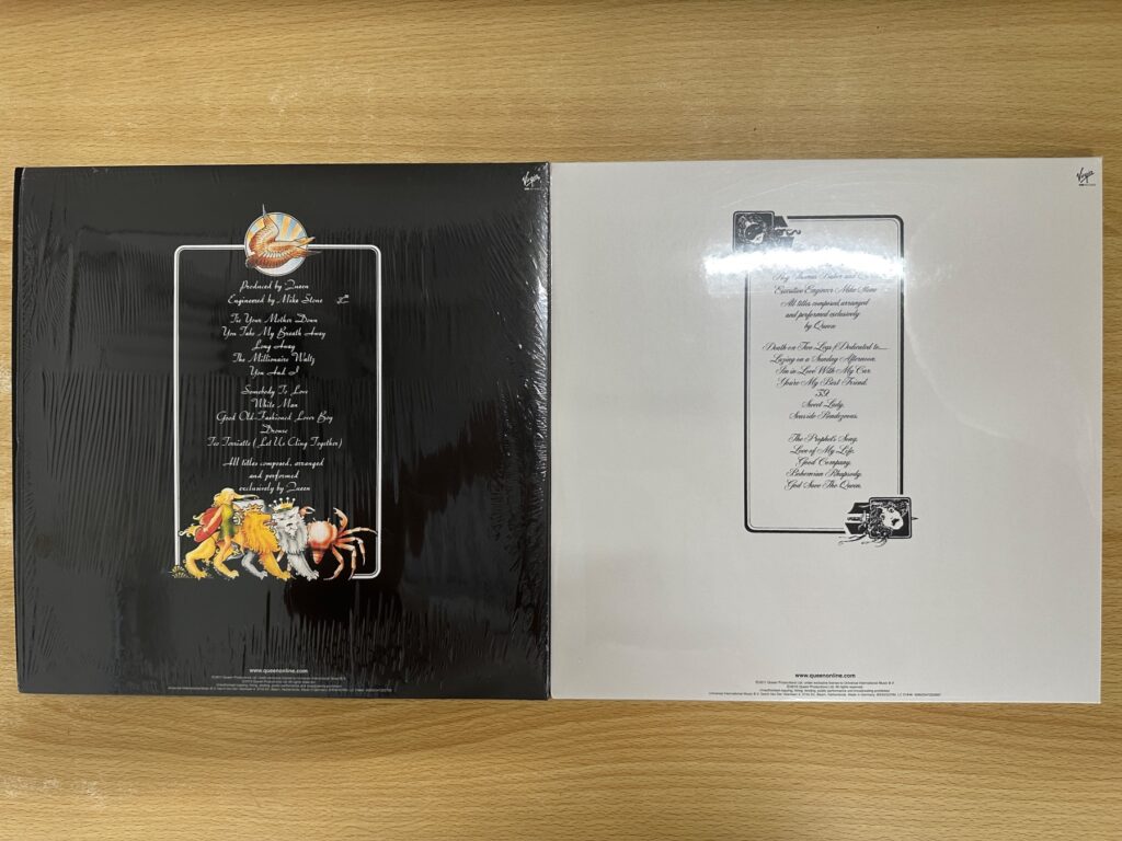 クイーンのLPレコードのジャケット裏面を並べた写真