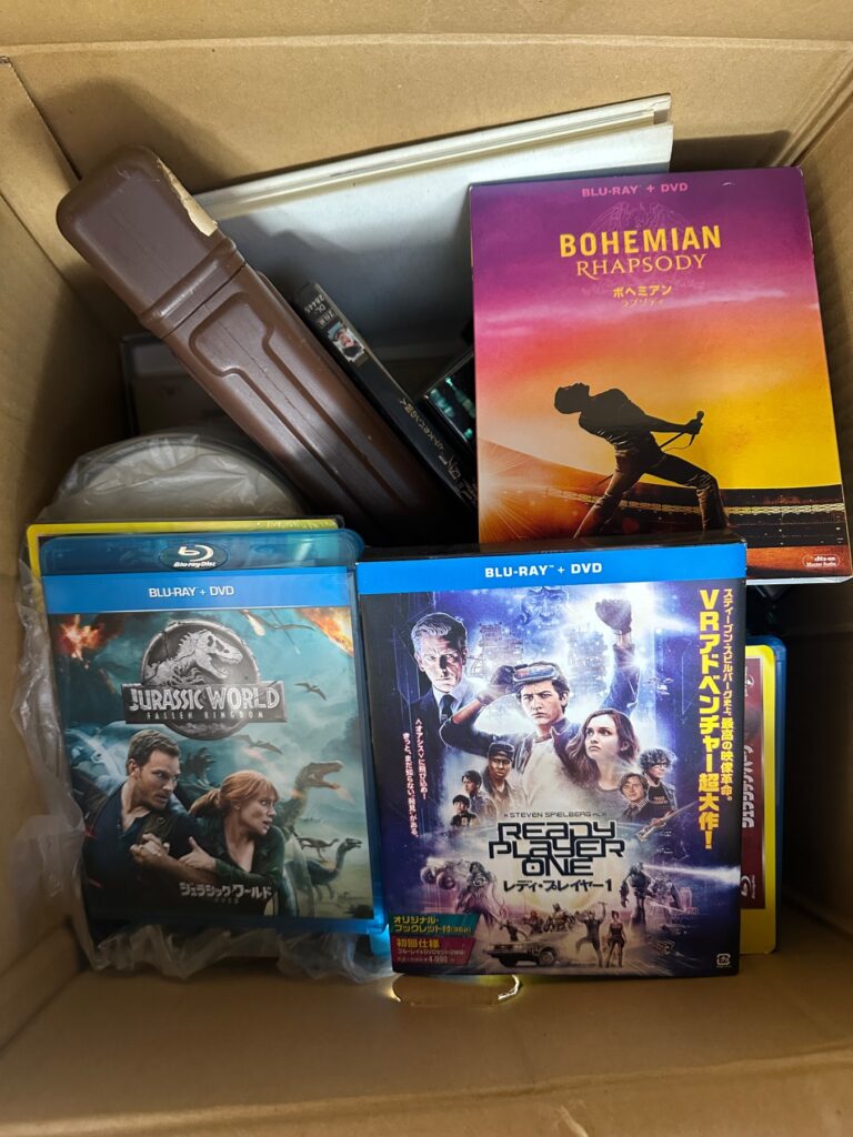DVD・ブルーレイや音楽雑貨が入った箱の中身