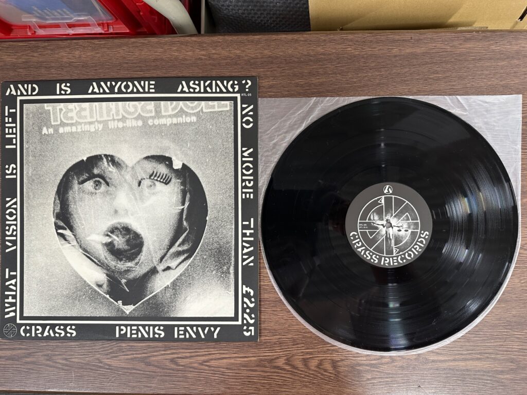 CRASSのレコードジャケットと黒いLP盤