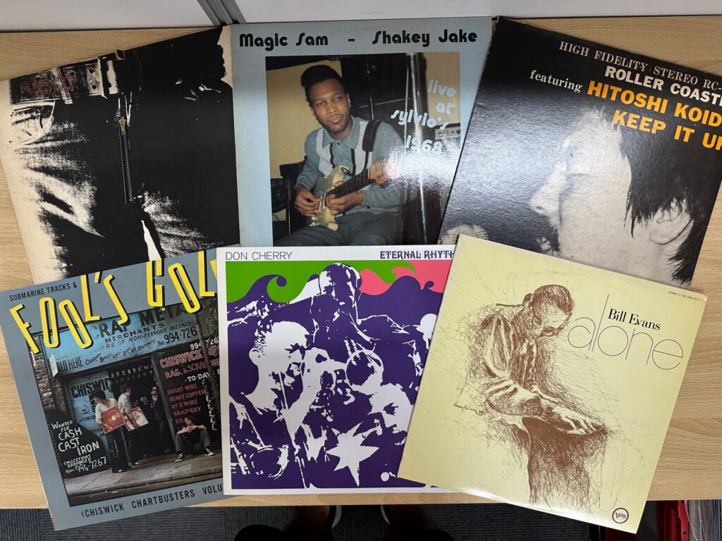 ロックやジャズのレコードジャケットが並んでいる写真