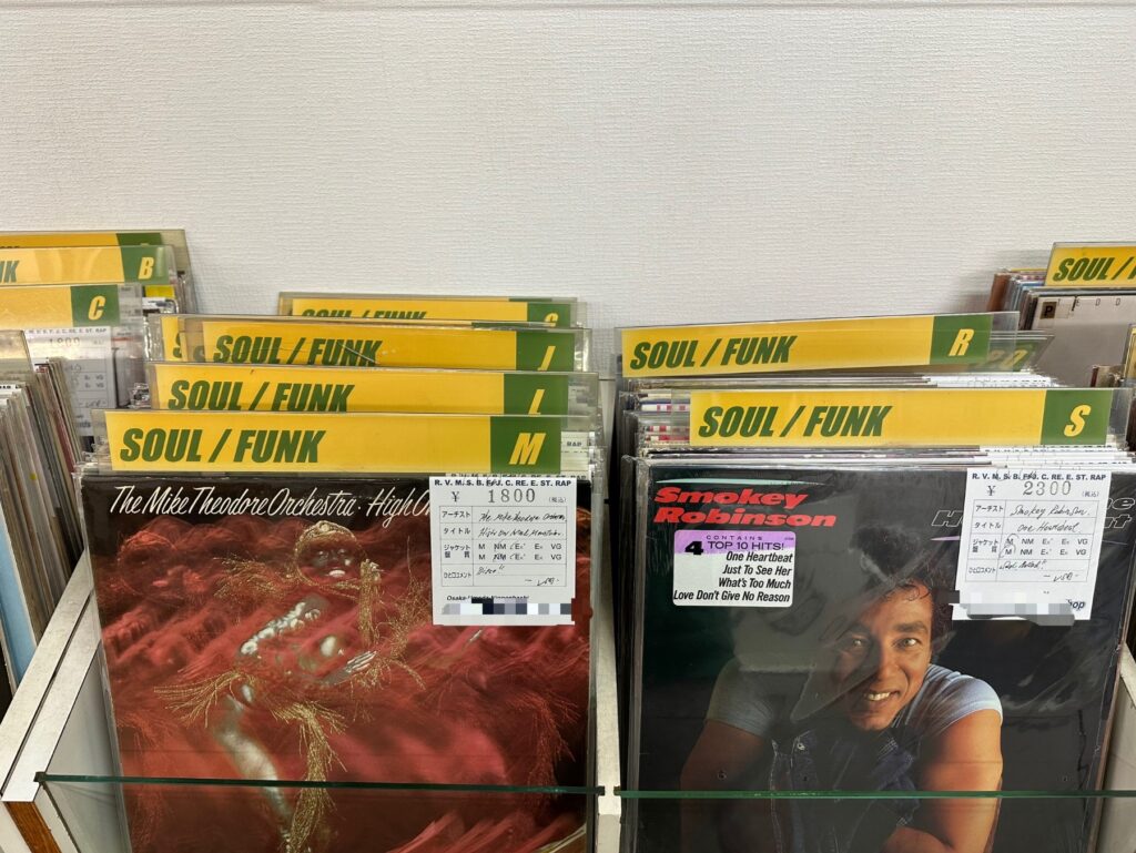 ソウル/ファンクのレコードが並ぶ店内の棚