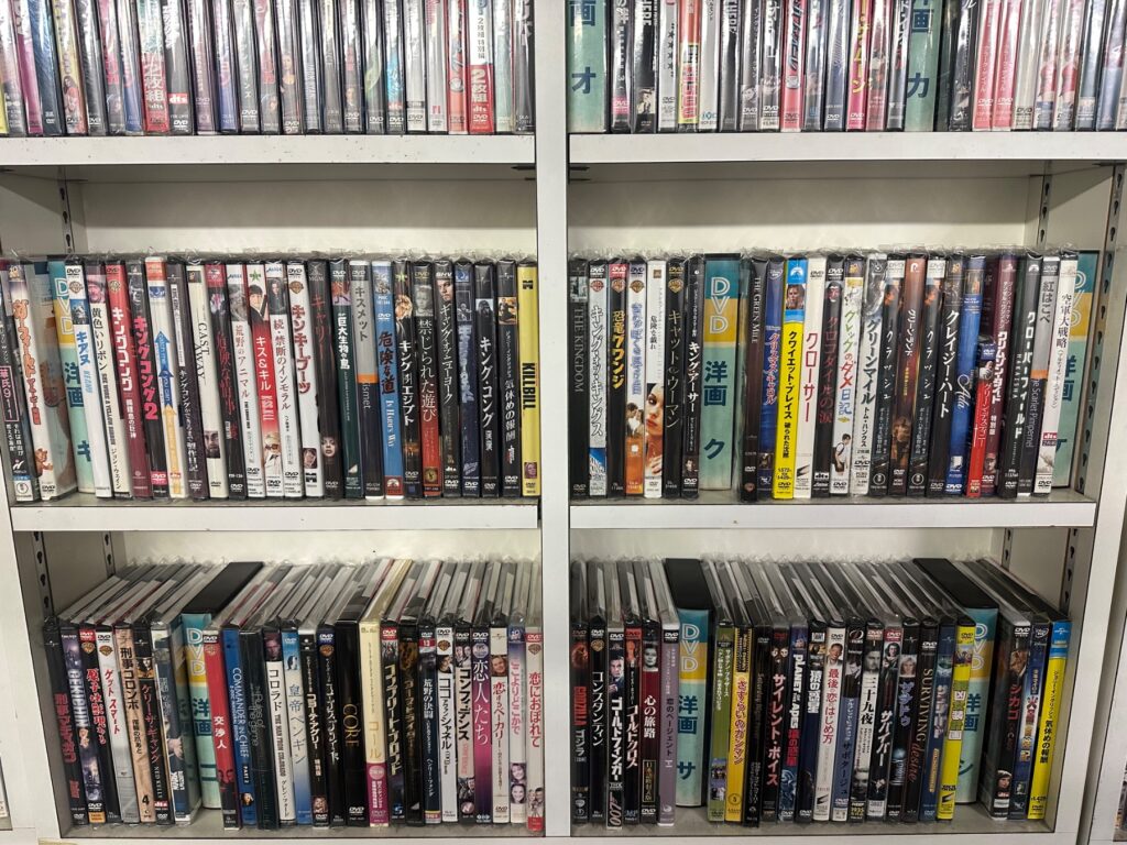 DVDが並ぶ棚の在庫