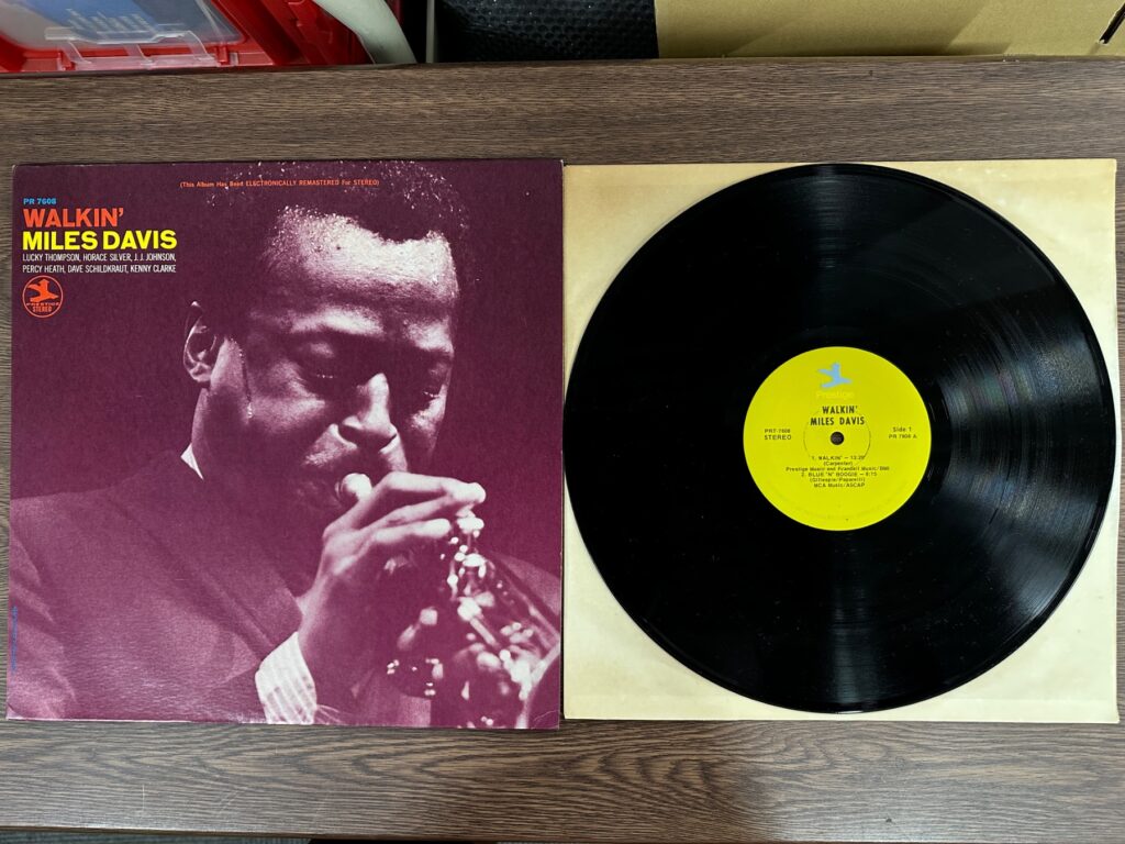 Miles DavisのLP「Walkin'」のジャケットとレコード盤