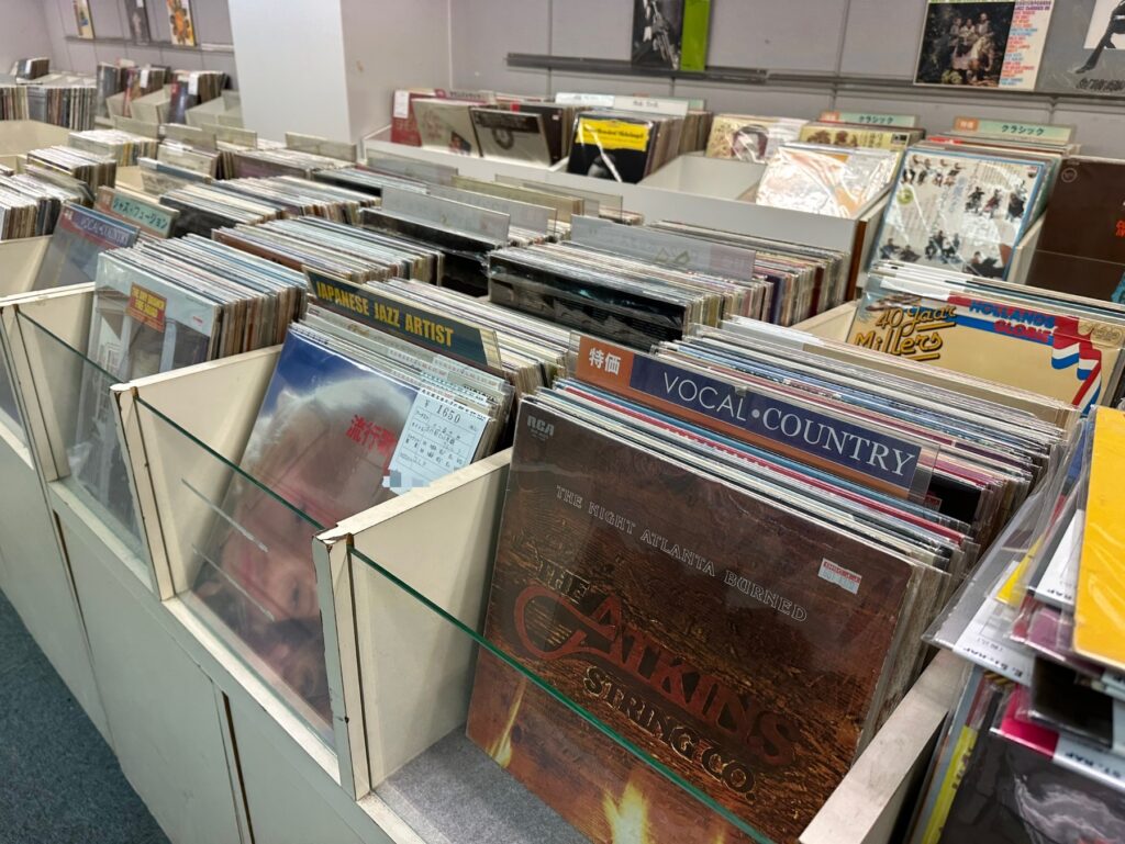 レコードショップの店頭に並ぶLPレコードの棚