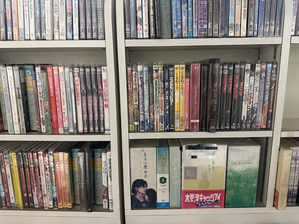 DVD・Blu-rayのボックスセットや映像ソフトが棚に並んでいる様子