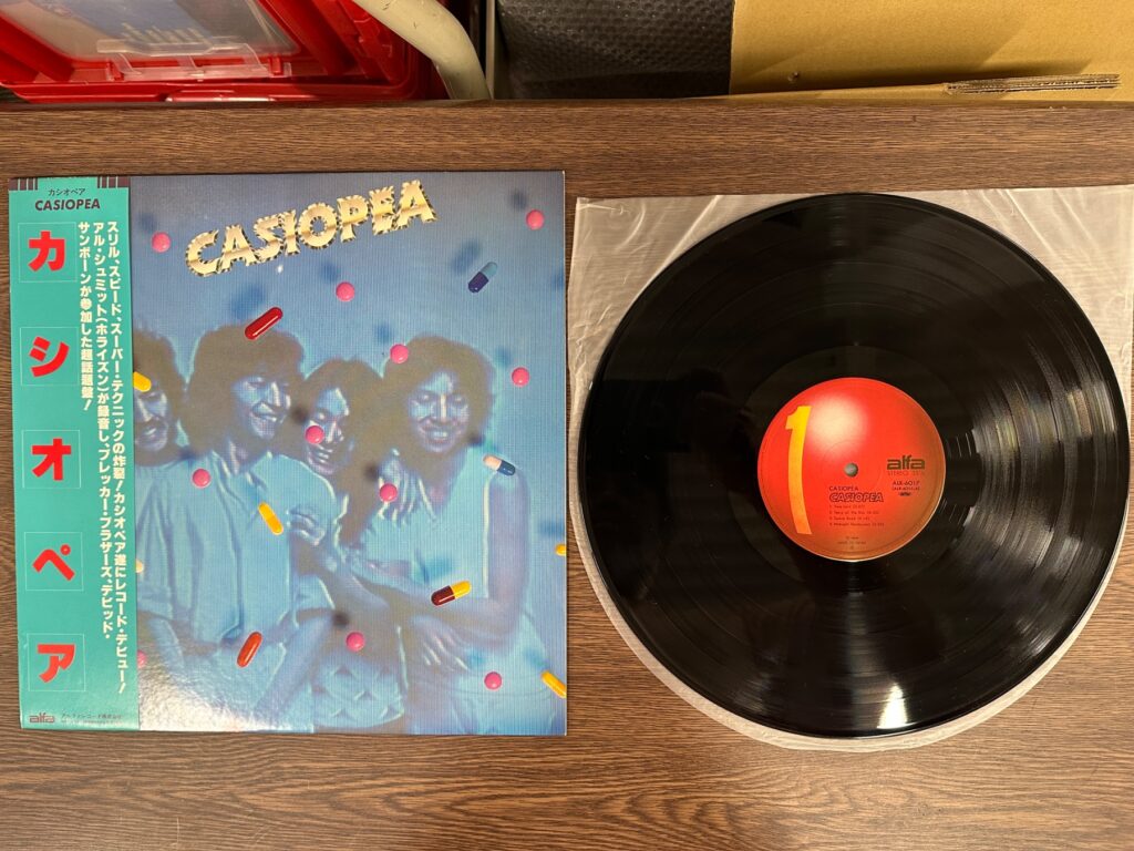 カシオペアのレコードジャケットと盤面