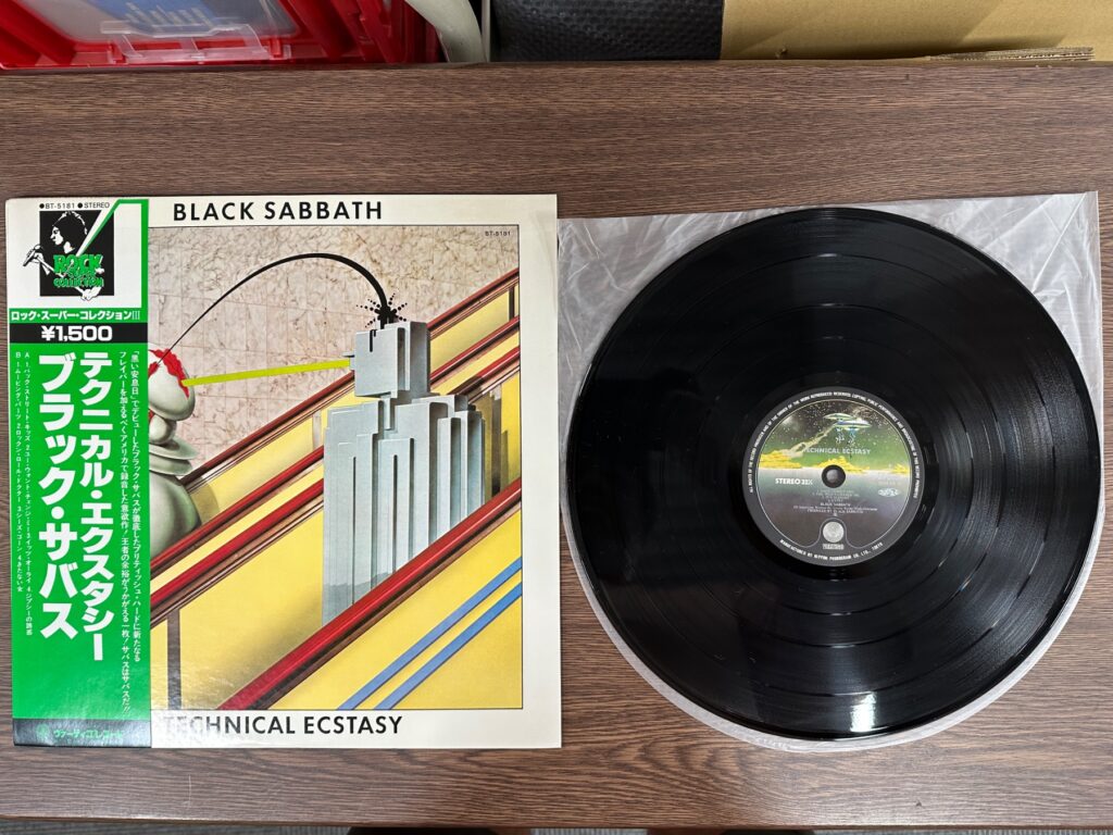ブラック・サバスのレコード「Technical Ecstasy」とジャケットの写真