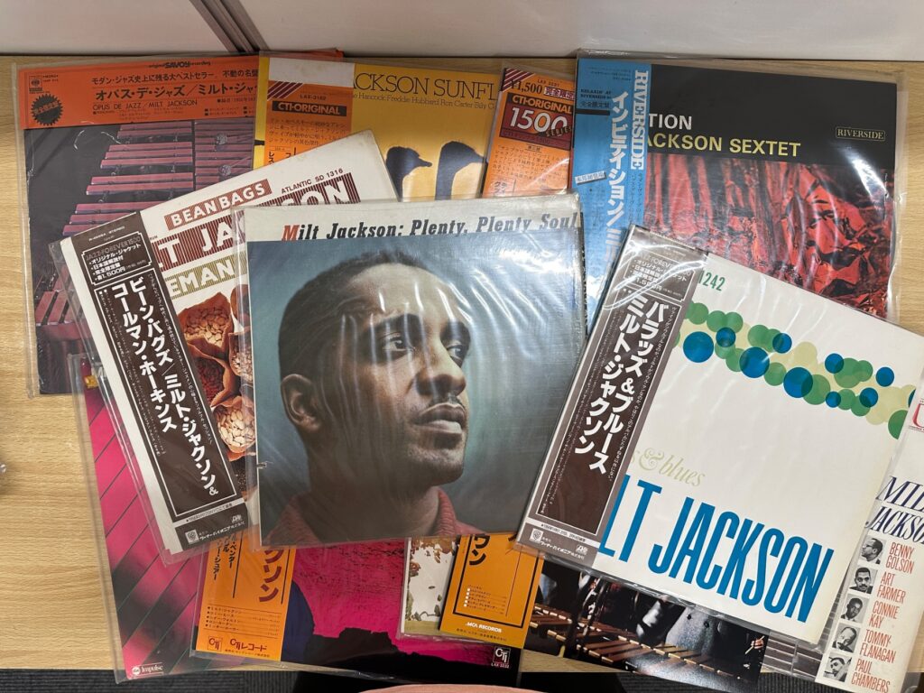 ジャズLPを中心としたレコードの束。Blue Note系やミルト・ジャクソンなどが見える