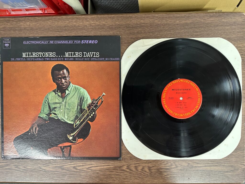 Miles DavisのLP「Milestones」のジャケットとレコード盤