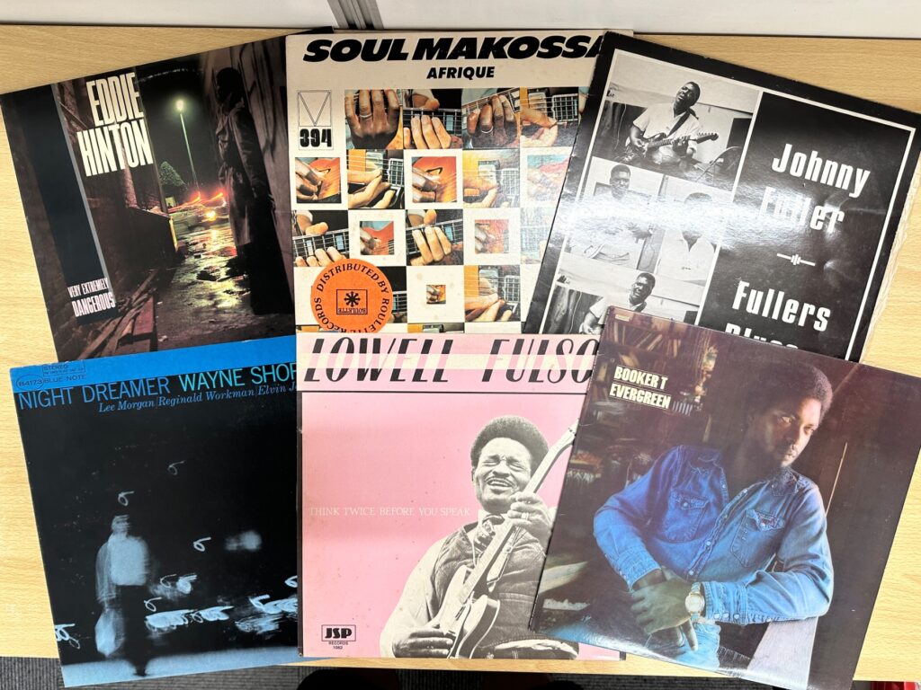 ジャズやロックのレコードジャケットが並ぶ買取品の写真
