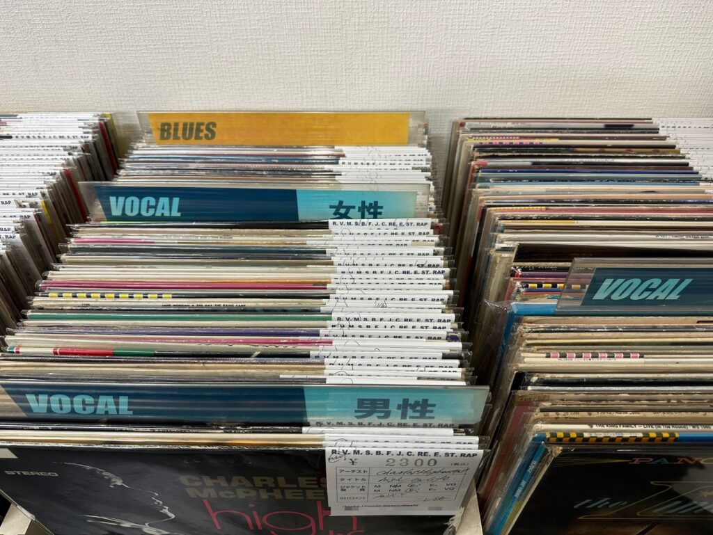 レコード店の棚に並ぶジャンル別のレコード